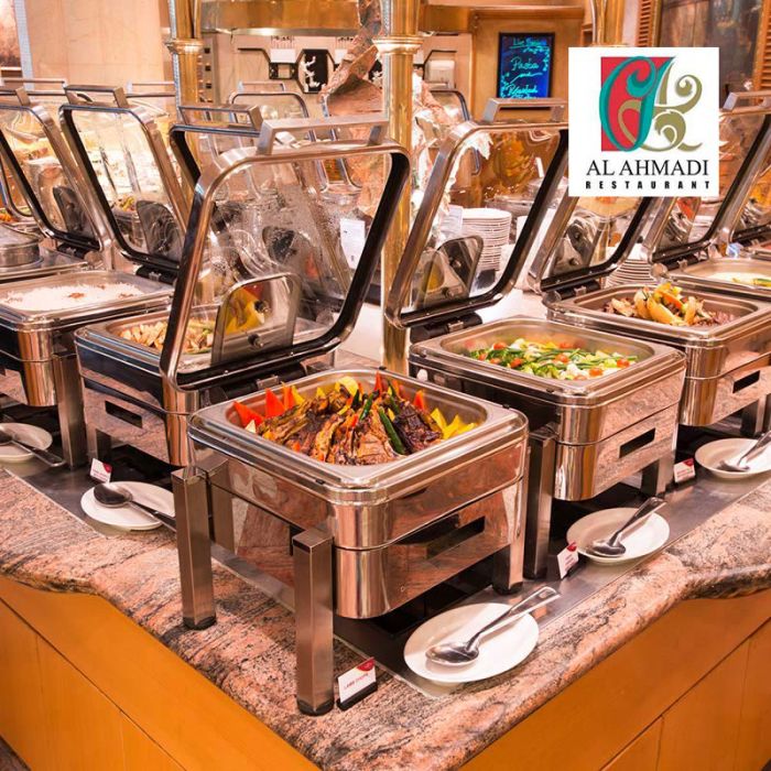 صورة لبوفيه عشاء عالمي فاخر في فندق كراون بلازا