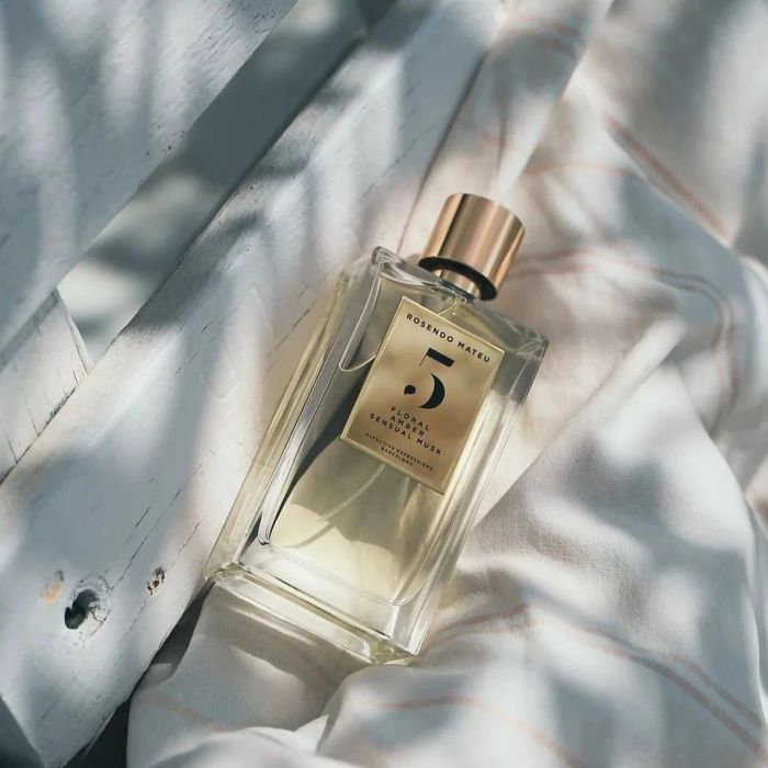 Rosendo Mateu No 5 ロゼンドマトゥー Rosendo Mateu Nº 5 Floral, Amber, Sensual Musk – The