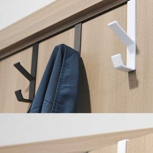 علاقة طاولة على شكل حرف E