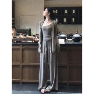 طقم ثلاث قطع بتصميم انسيابي للسيدات