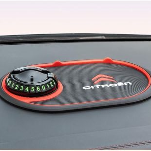 قاعدة سيارة مانعة للانزلاق مع لوحة أرقام للمواقف