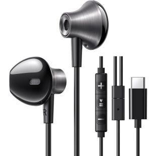 Wired Earphones with USB-C Connector by UGREEN