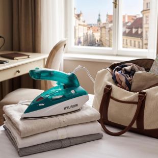 Travel Iron with Ceramic Soleplate and Foldable Handle 1100W by Hyundai