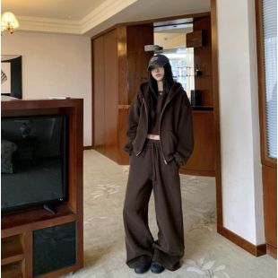 طقم رياضي ثلاث قطع بتصميم فضفاض وأنيق للسيدات