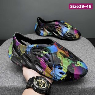 صندل رجالي بتصميم كروك ونقشة ألوان متناثرة