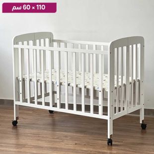 سرير أطفال من خشب الصنوبر مع ناموسية وعجلات 110 × 60 سم