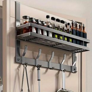 علاقة ملابس مثبت على الحائط مع أرفف