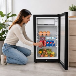 ثلاجة صغيرة بباب زجاجي سعة 135 لتر مع إضاءة LED داخلية