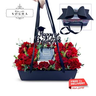 صندوق فاخر مع ورود متنوعة وعطر خمرة وشعار Happy Graduation  من Sogha