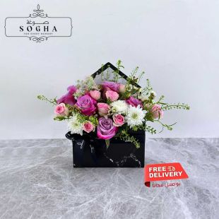 صندوق هدايا فاخر مع ورود طبيعية متنوعة من Sogha