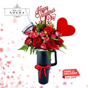 كوب أسود فاخر مع ورود طبيعية وشعار عيد الحب من Sogha