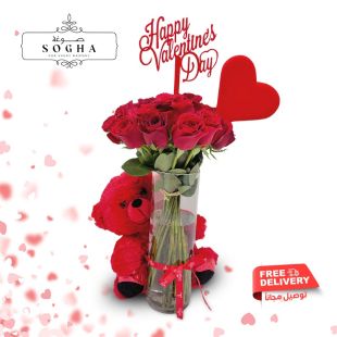 فازة فاخرة مع 25 وردة طبيعية + دب وشعار عيد الحب من Sogha