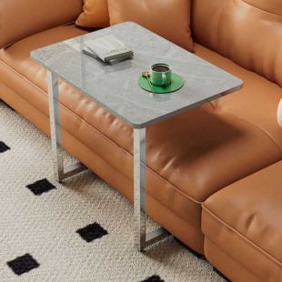 طاولة جانبية بسطح حجري وإطار ستانلس ستيل بتصميم عصري