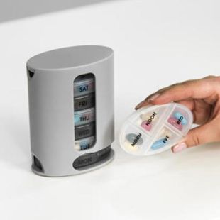 علبة قابلة للحمل لتنظيم الأدوية والحبوب الأسبوعية