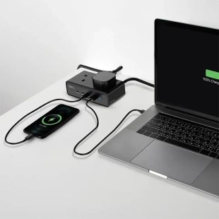 محطة شحن مكتبي Omnix متعددة المنافذ بقوة 3250 واط من Powerology