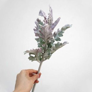 زهور الأقحوان الصناعية بأوراق فضية