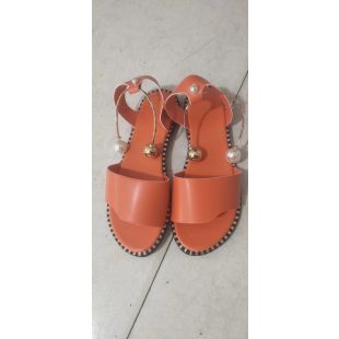 صندل روماني مسطح سهل الارتداء بـمقدمة مفتوحة مزين باللؤلؤ