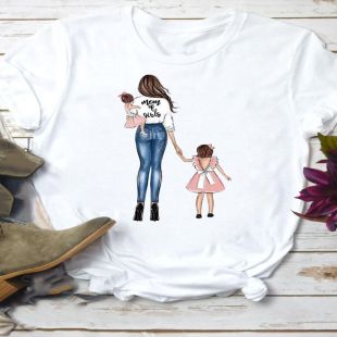 بلوزة بتصميم أنيق بأكمام قصيرة للأمهات