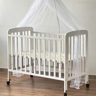 Pine Wood Baby Bed with Mosquito Net and Wheels 110 × 60 cm