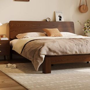 سرير من الخشب الصلب بتصميم عتيق