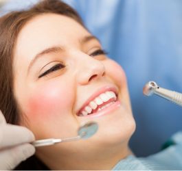 دليلك لأفضل عروض تنظيف وتبييض الأسنان في الكويت لعام 2025