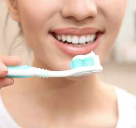 روتين العناية اليومية بالأسنان: 5 خطوات ومنتجات لابتسامة مثالية